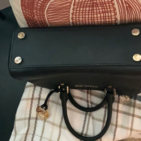 Michael Kors Black Sheila Medium Faux Saffianon Leather Satchel - Picture 5 of 13